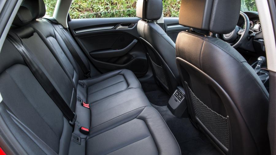Интерьер Audi A3 Sportback e-tron (8V) 2015 года  (NA) (фото 7 из 25)